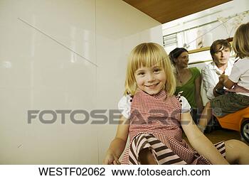 Banco de Imagem - pequeno,  menina, 
 cozinha,  retrato, 
 pais,  fundo. 
fotosearch - busca 
de fotos, imagens 
e clipart