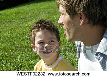 Banco de Imagem - menino,  escutar, 
 pai,  close-up. 
fotosearch - busca 
de fotos, imagens 
e clipart