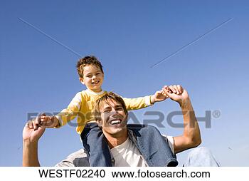 Arquivo de Fotografias - menino,  sentando, 
 pais,  ombros, 
 sorrindo,  retrato. 
fotosearch - busca 
de fotos, imagens 
e clipart