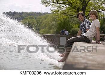 Banco de Imagem - dois,  jovem, 
 men,  sentando, 
 parede,  lado, 
 vista. fotosearch 
- busca de fotos, 
imagens e clipart