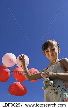 Foto - menina,  segurando, 
 grupo,  ballons, 
 baixo,  ângulo, 
 vista. fotosearch 
- busca de fotos, 
imagens e clipart