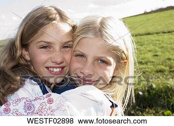 Banco de Imagem - dois,  meninas, 
 abraçar,  retrato. 
fotosearch - busca 
de fotos, imagens 
e clipart