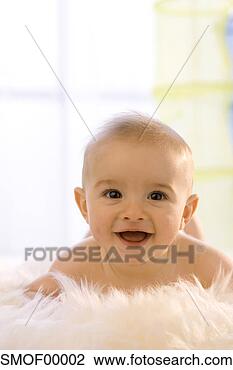 Banco de Imagem - bebê,   menino, 
  6-12,   months), 
  mentindo,   
barriga,   sorrindo. 
fotosearch - busca 
de fotos, imagens 
e clipart