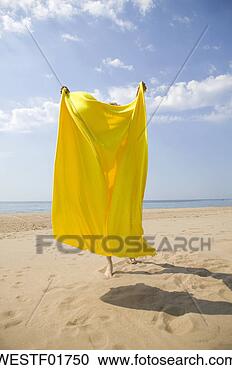 Arquivo de Fotografias - jovem,  mulher, 
 escondido,  banho, 
 toalha. fotosearch 
- busca de fotos, 
imagens e clipart