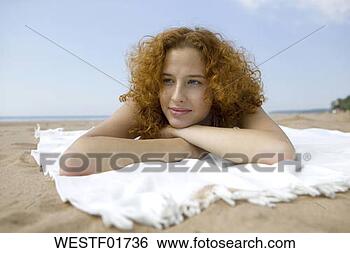 Banco de Imagem - jovem,  mulher, 
 relaxante,  banho, 
 toalha. fotosearch 
- busca de fotos, 
imagens e clipart