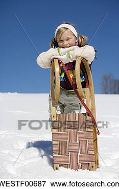 Foto - áustria,  menina, 
 inclinar-se, 
 trenó,  sorrindo, 
 retrato. fotosearch 
- busca de fotos, 
imagens e clipart