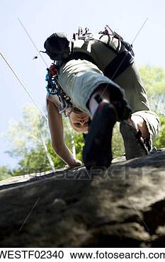 Arquivo de Fotografias - jovem,  mulher, 
 montanha,  escalando, 
 escalando,  parede. 
fotosearch - busca 
de fotos, imagens 
e clipart
