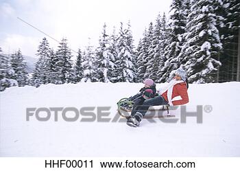 Arquivo de Fotografia - mulher,  criança, 
 montando,  trenó. 
fotosearch - busca 
de fotos, imagens 
e clipart