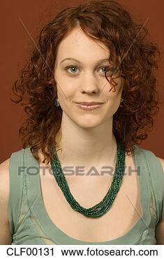 Arquivo de Fotografia - jovem,  mulher, 
 sorrindo,  retrato. 
fotosearch - busca 
de fotos, imagens 
e clipart