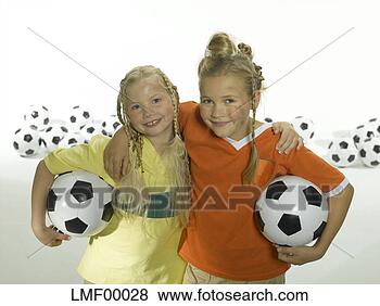 Banco de Imagem - meninas,  lado, 
 lado,  segurando, 
 bolas,  braços. 
fotosearch - busca 
de fotos, imagens 
e clipart
