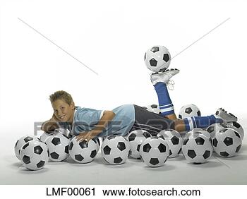 Arquivo de Fotografia - menino,  mentindo, 
 footballs. fotosearch 
- busca de fotos, 
imagens e clipart