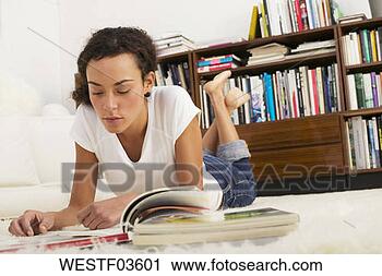 Arquivo de Fotografia - jovem,  mulher, 
 mentindo,  chão, 
 leitura. fotosearch 
- busca de fotos, 
imagens e clipart