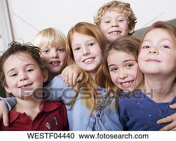 Arquivo de Fotografias - crianças,  abraçar, 
 olhar,  câmera, 
 sorrindo. fotosearch 
- busca de fotos, 
imagens e clipart