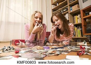 Banco de Imagem - dois,  meninas, 
 mentindo,  chão, 
 olhar,  câmera. 
fotosearch - busca 
de fotos, imagens 
e clipart