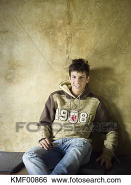 Banco de Imagem - jovem,  inclinar-se, 
 parede. fotosearch 
- busca de fotos, 
imagens e clipart