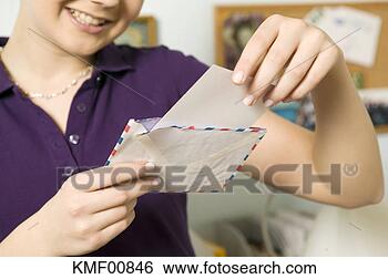 Banco de Imagem - jovem,  mulher, 
 abertura,  letra. 
fotosearch - busca 
de fotos, imagens 
e clipart
