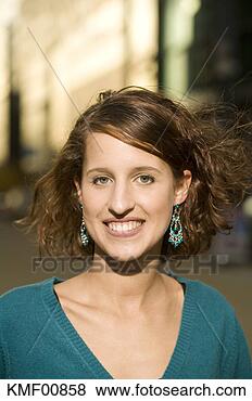 Banco de Imagem - jovem,  mulher, 
 retrato,  sorrindo. 
fotosearch - busca 
de fotos, imagens 
e clipart