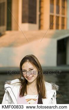 Banco de Imagem - jovem,  mulher, 
 rio,  retrato. 
fotosearch - busca 
de fotos, imagens 
e clipart