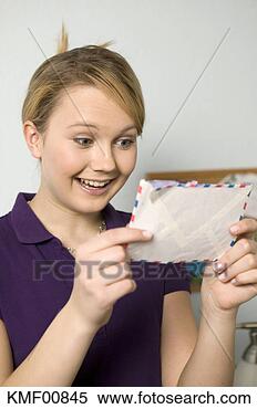 Banco de Imagem - jovem,  mulher, 
 segurando,  letra. 
fotosearch - busca 
de fotos, imagens 
e clipart