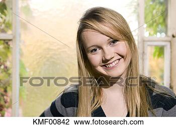 Banco de Imagem - jovem,  mulher, 
 sorrindo,  portarit. 
fotosearch - busca 
de fotos, imagens 
e clipart
