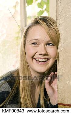 Banco de Imagem - jovem,  mulher, 
 sorrindo,  portarit. 
fotosearch - busca 
de fotos, imagens 
e clipart