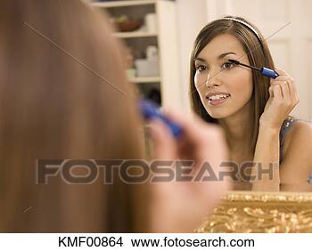 Banco de Imagem - mulher,  aplicando, 
 mascara. fotosearch 
- busca de fotos, 
imagens e clipart
