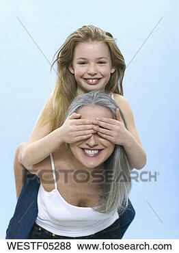 Banco de Imagem - menina,  sentando, 
 woman´s,  costas, 
 escondendo,  
olhos. fotosearch 
- busca de fotos, 
imagens e clipart
