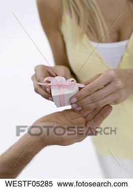 Banco de Imagem - mulher,  recebendo, 
 presente. fotosearch 
- busca de fotos, 
imagens e clipart