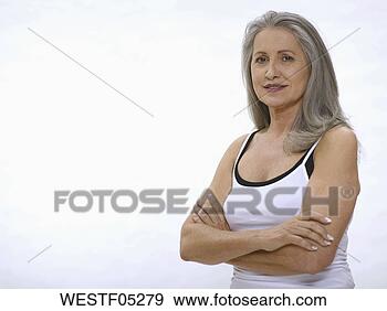 Arquivo Fotográficos - sênior,  mulher, 
 braços,  cruzado, 
 retrato. fotosearch 
- busca de fotos, 
imagens e clipart