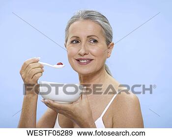 Arquivo Fotográficos - sênior,  mulher, 
 segurando,  tigela, 
 colher,  retrato. 
fotosearch - busca 
de fotos, imagens 
e clipart