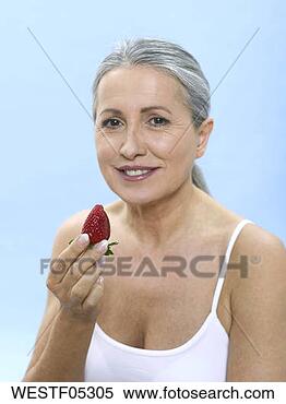 Banco de Imagem - sênior,  mulher, 
 segurando,  moranguinho, 
 retrato. fotosearch 
- busca de fotos, 
imagens e clipart