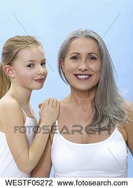 Banco de Imagem - vó,  neta,  retrato. 
fotosearch - busca 
de fotos, imagens 
e clipart