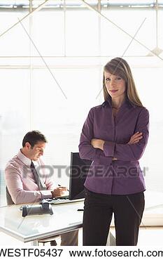 Foto - negócio,   mulher, 
  braços,   dobrado, 
  macho,   colega. 
fotosearch - busca 
de fotos, imagens 
e clipart