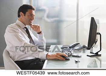 Arquivo Fotográficos - negócio,  sentando, 
 escrivaninha, 
 retrato. fotosearch 
- busca de fotos, 
imagens e clipart