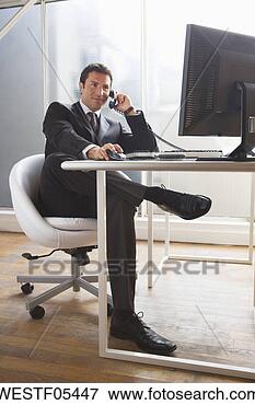 Foto - negócio,  sentando, 
 escrivaninha. 
fotosearch - busca 
de fotos, imagens 
e clipart