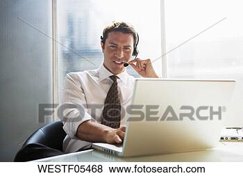 Banco de Imagem - negócio,  sentando, 
 escrivaninha, 
 usando,  cabeça, 
 jogo. fotosearch 
- busca de fotos, 
imagens e clipart