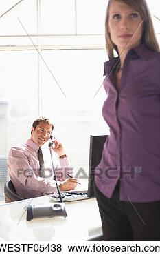 Banco de Imagem - negócio,  telefonando, 
 mulher,  ficar, 
 primeiro plano. 
fotosearch - busca 
de fotos, imagens 
e clipart