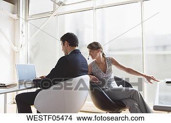 Banco de Imagem - negócio,  trabalhando, 
 laptop,  femininas, 
 colega,  headset. 
fotosearch - busca 
de fotos, imagens 
e clipart