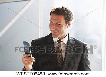 Banco de Imagem - negócio,  usando, 
 móvel,  telefone, 
 close-up. fotosearch 
- busca de fotos, 
imagens e clipart