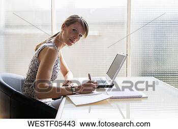 Banco de Imagem - woamn,  escrivaninha, 
 escrita,  notepad. 
fotosearch - busca 
de fotos, imagens 
e clipart