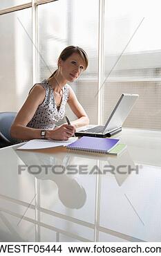 Banco de Imagem - woamn,  escrivaninha, 
 escrita,  notepad. 
fotosearch - busca 
de fotos, imagens 
e clipart