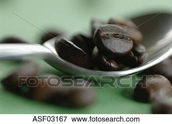 Foto - assado,  café, 
 feijões,  colher, 
 close-up. fotosearch 
- busca de fotos, 
imagens e clipart