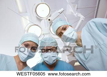 Banco de Imagem - cirurgia,  equipe, 
 operando,  sala. 
fotosearch - busca 
de fotos, imagens 
e clipart