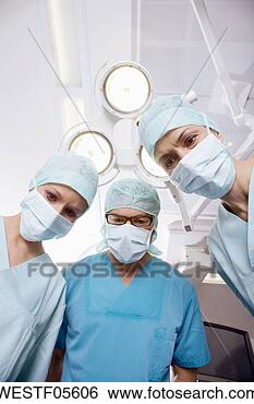 Banco de Imagem - cirurgia,  equipe, 
 operando,  sala. 
fotosearch - busca 
de fotos, imagens 
e clipart