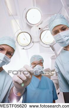 Arquivo de Fotografias - cirurgia,  equipe, 
 operando,  sala. 
fotosearch - busca 
de fotos, imagens 
e clipart