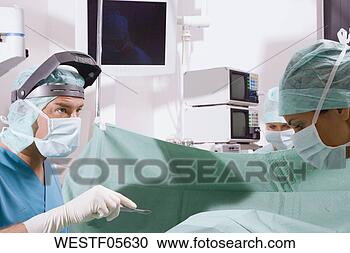 Arquivo de Fotografias - cirurgia,  equipe, 
 operando,  sala. 
fotosearch - busca 
de fotos, imagens 
e clipart