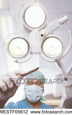 Banco de Imagem - cirurgião,  bisturi. 
fotosearch - busca 
de fotos, imagens 
e clipart