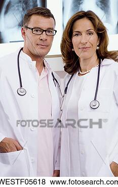 Banco de Imagem - femininas,  doutor, 
 macho,  doutor. 
fotosearch - busca 
de fotos, imagens 
e clipart
