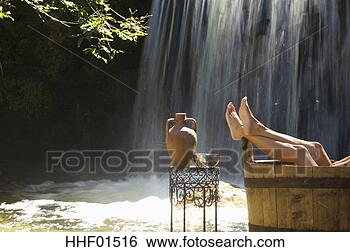 Banco de Imagem - mulher,  relaxig, 
 banheira,  baixo, 
 seção. fotosearch 
- busca de fotos, 
imagens e clipart