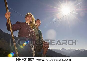 Foto - par,  montanhas, 
 segurando,  cajado. 
fotosearch - busca 
de fotos, imagens 
e clipart